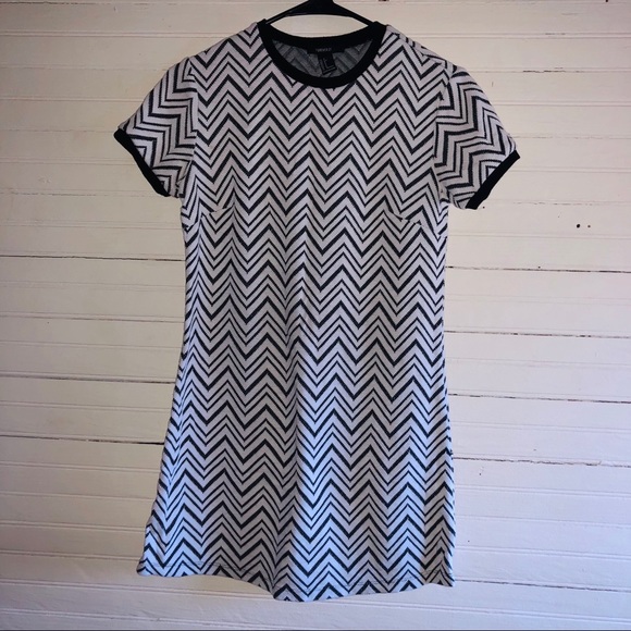 Black and white zig zag strip dress - Picture 2 of 5
